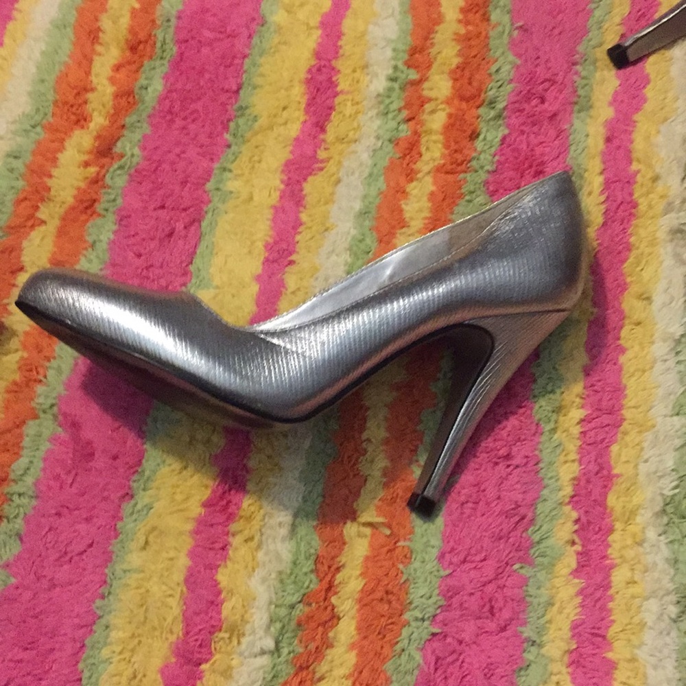 Silver heels - Picture 3 of 3